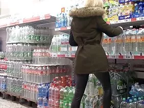 成熟的老板开始与一个年轻的下属发生性关系