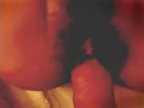 讲师在办公室里对一个丰满的学生敲打着弯曲的阴茎。