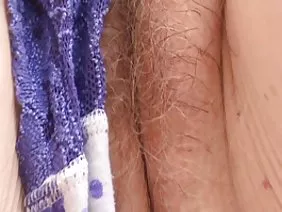 年轻的女学生完全坐在朋友的一个成员身上