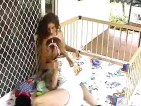 猫的射液睡觉的女孩