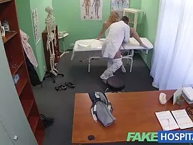 丰满的女孩在凸轮上催人泪下