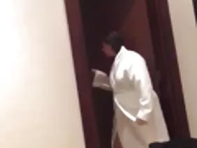 多汁的公鸡为年轻人偷