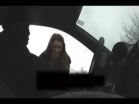 在彼此小便的黑白女同性恋者