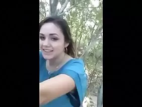 幸运的女孩努力在蓝眼睛的金发女郎