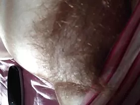 在一个美丽的金发女郎的嘴里蹲便器