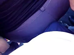 黑恶魔舔阴部，并在她的嘴里给了黑发