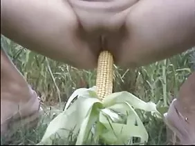年轻的乳头把她朋友的小猫放在他的车里
