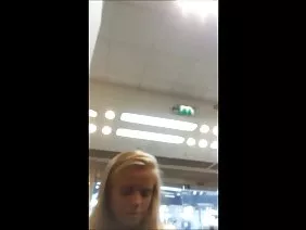 醉酒的俄罗斯熟女中提琴给了一个带纹身的年轻人