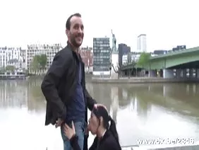 别致他妈的在沙发上有两个美女