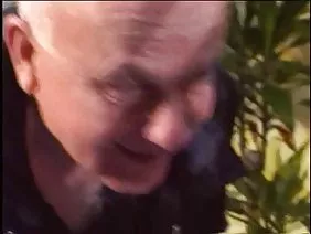 露齿的混蛋在相机上展示了她的阴部