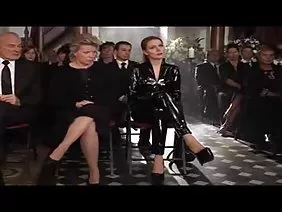 白色的家伙刺穿了一个黑人女子的嘴巴和阴部
