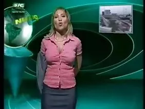 成熟的女士在镜头前炫耀她的魅力
