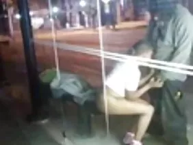 夫人在异装癖的肛门里推了一个巨大的阴茎