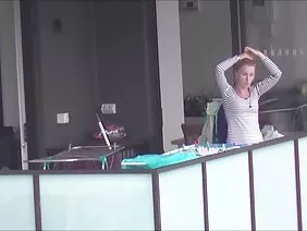 俄罗斯人在婴儿床里轻轻地互相安抚