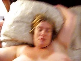 教练在两个洞里干了这个健美女孩