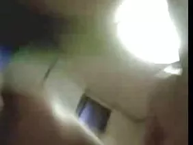 一个健康的人在建筑工地上有一个年轻的金发女郎