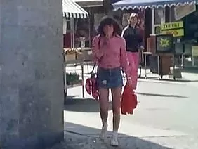 纤细的宝贝在洞里拉了一个鸡巴