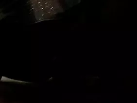 醉酒小鸡挂在聚会上的家伙身上