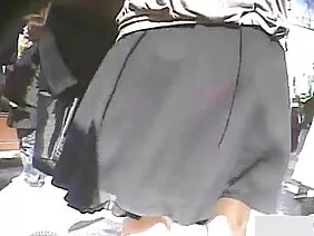 蹲在一个强壮的锥形白色婴儿身上