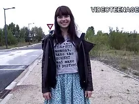Ebet美女在家中两个洞