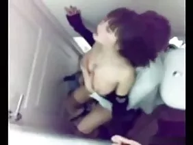 丰满的黑发吮吸和抽搐