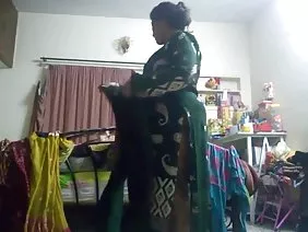 父亲等待一个醉酒的18岁女儿睡着了，轻轻地推了一个鸡巴在她的阴部