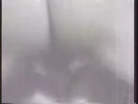 一个男人被剥夺了童贞女孩并继续操她