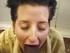 年轻美女给猫舔家伙