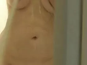 兄弟舔妹妹的妹妹,并放入口中