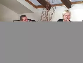 与成熟金发碧眼的女人的特写镜头人种间肛门