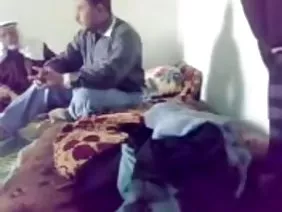在场帽上睡觉并种下小鸡