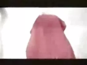 女同性恋者坐在朋友面前舔阴