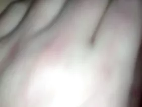 俄罗斯的猫想要性生活，以至于她无法抗拒，并开始用厨房里的橡胶成员操蛋