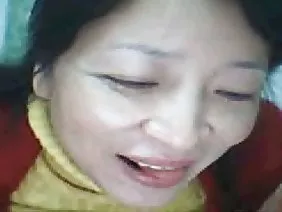 Pret成熟的母亲在洞里和她的cums