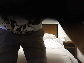 戴眼镜的黑发在家里得到一个鸡巴在家里