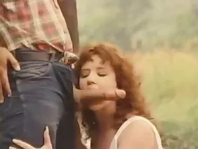 大黑人女孩有她的白色女朋友与大胸部