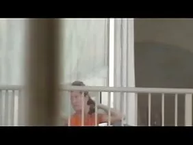 从浅黑肤色的男人关闭的自创口交