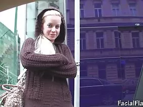 粉碎的年轻美女饺子