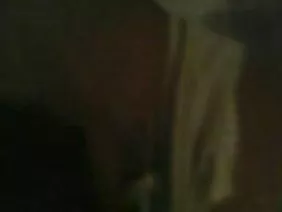 色情模型在相机上显示美丽的山雀