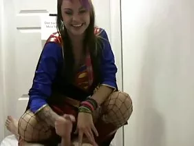黑头发的妓女在吸吮的立管上吮吸并跳上剃光的屄
