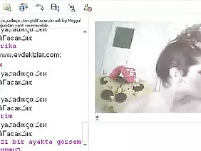 大胸金发女郎显示大胸部,然后爱抚自己