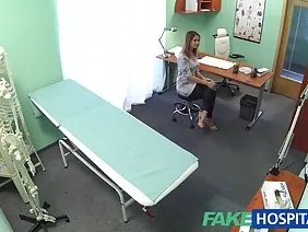 年轻的金发女郎吮吸鸡巴。