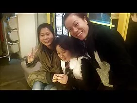 18岁的婊子给了这个家伙一个口交，并允许她的手指工作她的屁股