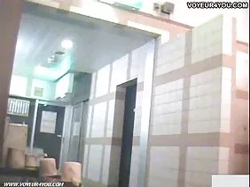 金发和黑发女同性恋者舔胸口