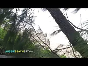 卷曲的睡觉的女孩甚至没有注意到她的乳房和阴部轻轻地抚摸