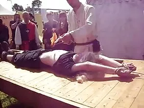 两个金发碧眼的美女被一个人操