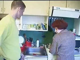 白色丝袜的金发女郎让一个口交的家伙