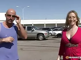 有一个大驴子的俏丽的妇女在猫强的健康人操了