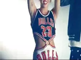 秃头的叔叔性交黑发在大街上