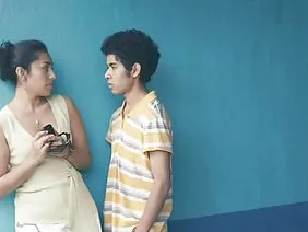 两个女按摩师他妈的与床垫上的客户
